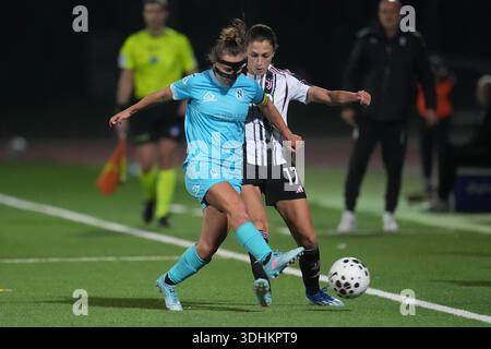 Michela Giordano de Napoli Women affronte Emma Godo de Juventus Women lors du match Coppa Italia Women entre Napoli Women et Juventus Women au Stadio Piccolo le 22 janvier 2026 (USAGE ÉDITORIAL SEULEMENT). Crédit : SPP Sport Press photo. /Alamy Live News Banque D'Images