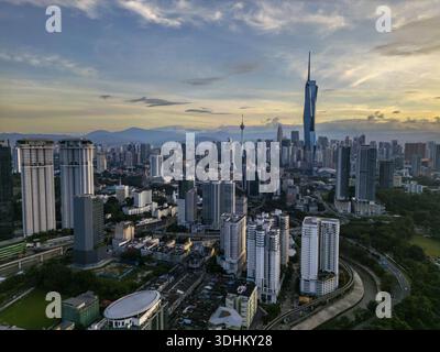 Vue aérienne des gratte-ciel qui perce la ligne d'horizon, des routes serpentant à travers l'étendue urbaine, et l'emblématique tour Merdeka 118 debout, Kuala Lumpur Banque D'Images