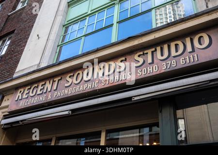 Londres, Royaume-Uni - 1er novembre 2025 : L'historique Regent Sounds Studio, situé sur Denmark Street à Londres, Royaume-Uni. Célèbre pour être où les Rolling Stones, Banque D'Images