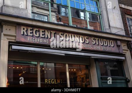 Londres, Royaume-Uni - 1er novembre 2025 : L'historique Regent Sounds Studio, situé sur Denmark Street à Londres, Royaume-Uni. Célèbre pour être où les Rolling Stones, Banque D'Images