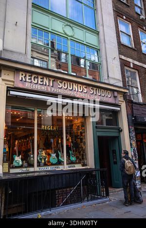 Londres, Royaume-Uni - 1er novembre 2025 : L'historique Regent Sounds Studio, situé sur Denmark Street à Londres, Royaume-Uni. Célèbre pour être où les Rolling Stones, Banque D'Images
