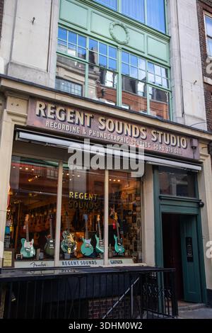 Londres, Royaume-Uni - 1er novembre 2025 : L'historique Regent Sounds Studio, situé sur Denmark Street à Londres, Royaume-Uni. Célèbre pour être où les Rolling Stones, Banque D'Images