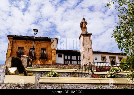 Statue du Sacré-cœur de Jésus-Christ. Cette sculpture est située dans un quartier connu sous le nom de « la Peña ». Comillas, Cantabrie, Espagne, Europe Banque D'Images