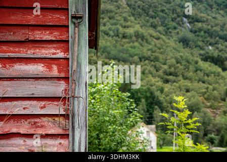 Une fourche accrochée au mur d'une maison en bois norvégienne typique Banque D'Images