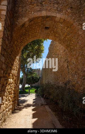 Vue sur les remparts historiques de la ville fortifiée de Lagos dans la région de l'Algarve au Portugal. Banque D'Images