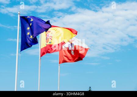 Drapeaux agitant au vent d'Europe, d'Espagne et de Cantabrie. Comillas, Cantabrie, Espagne, Europe Banque D'Images