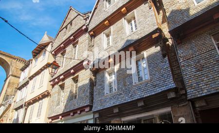 Gros plan de maisons à colombages présentant des poutres en bois et des fenêtres sous un ciel bleu vif. Banque D'Images