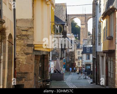 Ruelle étroite avec des maisons traditionnelles à colombages s'ouvre sur une vue sur un pont impressionnant. Banque D'Images