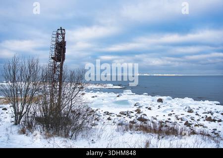 Structure de balise industrielle sur la côte gelée de la mer Baltique à Suurupi, Estonie Banque D'Images