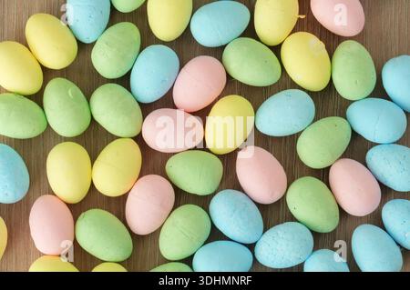 Oeufs de pâques colorés sur un fond en bois. Vue de dessus. Banque D'Images