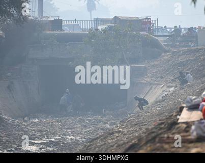 NEW DELHI, INDE - 22 JANVIER : vue des travaux de développement en cours du canal Munak près de Prembari Pul, Shalimar Bagh le 22 janvier 2026 à New Delhi, Inde. Photo de Sanchit Khanna/Hindustan Times Delhi cm Rekha Gupta pose la pierre de fondation pour le rajeunissement du canal Munak Banque D'Images