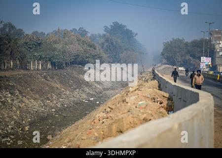NEW DELHI, INDE - 22 JANVIER : vue des travaux de développement en cours du canal Munak près de Prembari Pul, Shalimar Bagh le 22 janvier 2026 à New Delhi, Inde. Photo de Sanchit Khanna/Hindustan Times Delhi cm Rekha Gupta pose la pierre de fondation pour le rajeunissement du canal Munak Banque D'Images