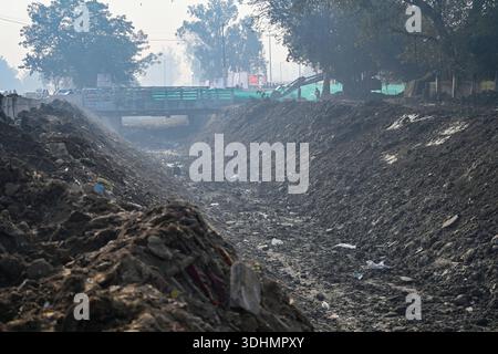 NEW DELHI, INDE - 22 JANVIER : vue des travaux de développement en cours du canal Munak près de Prembari Pul, Shalimar Bagh le 22 janvier 2026 à New Delhi, Inde. Photo de Sanchit Khanna/Hindustan Times Delhi cm Rekha Gupta pose la pierre de fondation pour le rajeunissement du canal Munak Banque D'Images