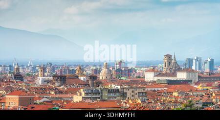 Vue panoramique de Turin depuis Monte dei Cappuccini. Dômes d'église, gratte-ciel modernes, et la chaîne de montagnes alpines, région du Piémont, Italie Banque D'Images