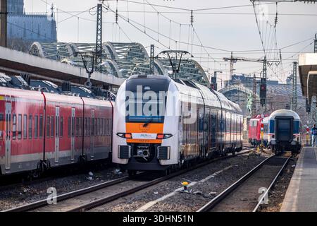 Regionalzüge im Bahnhof Köln-Messe/Deutz, 2. größter Bahnhof in Köln, Umsteigebahnhof zwischen dem Fern- und Nahverkehr, Messebahnhof, 8 Bahnsteiggleise, NRW, Allemagne, Zugverkehr Köln *** trains régionaux à la gare de Cologne Messe Deutz, 2ème plus grande gare de Cologne, station de transfert entre le trafic longue distance et local, gare des foires commerciales, 8 voies de quai, NRW, Allemagne, service de train de Cologne Banque D'Images