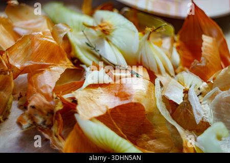 Pile de pelures ou de peaux d'oignons bruns et dorés gros plan. Déchets alimentaires organiques pour texture de compost. Banque D'Images