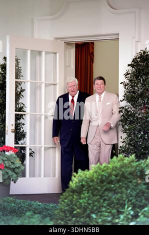 Le président américain Ronald Reagan et le président de la Chambre des représentants des États-Unis Thomas 'Tip' O'Neill marchant sur la Colonnade de la Maison Blanche avant la conférence de presse sur la réconciliation fiscale et budgétaire fédérale, Washington, DC, États-Unis, Président Ronald Reagan White House Photographic Office, 18 août 1982 Banque D'Images