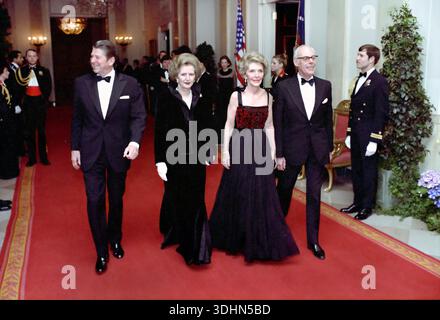 Le président américain Ronald Reagan et la première dame des États-Unis Nancy Reagan avec le premier ministre britannique Margaret Thatcher et son mari Denis Thatcher arrivant au dîner d'État pour le premier ministre Thatcher, à la Maison Blanche, Washington, D.C. Président Ronald Reagan White House Photographic Office, 26 février 1981 Banque D'Images
