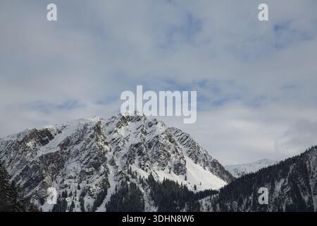 Superbe paysage montagneux à Montafon, Autriche avec neige et ciel spectaculaire. Banque D'Images