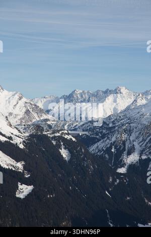 Superbe paysage montagneux à Montafon, Autriche, avec des sommets enneigés et un ciel dégagé. Banque D'Images