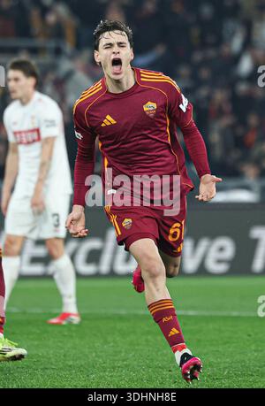 Rome, Italie. 22 janvier 2026. Niccolo Pisilli de Roma célèbre son premier but lors du match de phase de l'UEFA Europa League 2025/26 entre Roma et Stuttgart de l'UEFA Europa League à Rome, Italie, le 22 janvier 2026. Crédit : Li Jing/Xinhua/Alamy Live News Banque D'Images
