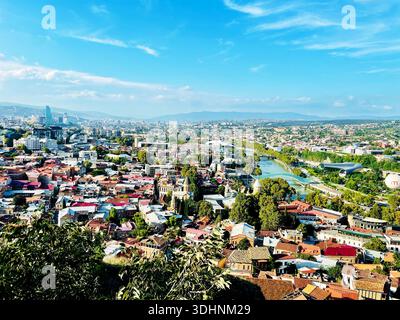 Vue panoramique de la ville de Tbilissi depuis le sommet, horizon pittoresque de Tbilissi, Géorgie, capturé le 2 septembre 2025. Banque D'Images