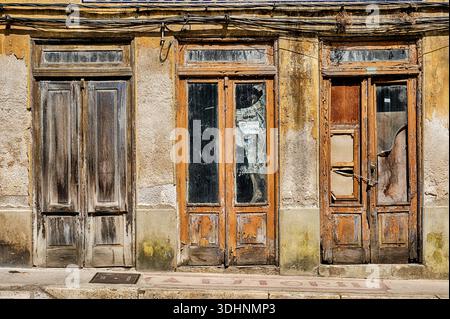 Trois portes se dressent devant un magasin vide dans une rue de la petite ville de Pinhao dans la région de la vallée du fleuve Douro au Portugal. Banque D'Images