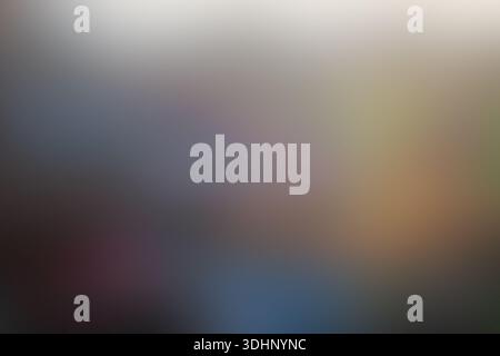 Un arrière-plan lisse et flou avec un dégradé de couleurs doux de gris, bleu et brun chaud pour une utilisation de design minimaliste. Banque D'Images