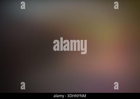 Un fond abstrait sombre et flou avec un dégradé doux de gris foncé, de brun terreux et de tons violets subtils avec un tex lisse et atmosphérique Banque D'Images