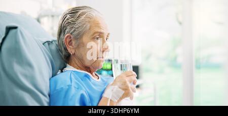 Penser, l'eau et la femme âgée dans le lit d'hôpital pour la guérison, la récupération et la boisson pour le bien-être. Soins de santé, patient réfléchi et âgé au repos Banque D'Images