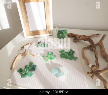 Collection de divers verres de mer et bois flotté pour l'artisanat. Loisirs et artisanat. Modèle de monture pour un design élégant. Banque D'Images