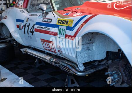 Vue détaillée des collecteurs d'échappement à sortie latérale et des tuyaux d'une voiture de course Chevrolet Corvette C3 GT1 1971, mettant en valeur son puissant moteur V8 et 4-en-1 Banque D'Images