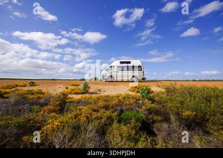 Camping-car sur la route côtière près de Cervantes, Australie occidentale sous un large ciel bleu Banque D'Images