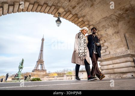 Jeune couple voyageant sous arche à paris Banque D'Images