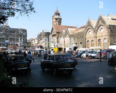 Trafic et bâtiments historiques près du marché Crawford à Mumbai, Inde Banque D'Images