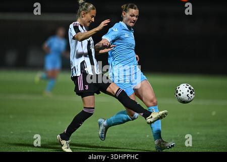Cercola, Italie. 22 janvier 2026. Emma Kullberg de la Juventus FC Women avec Laura Faurskov de Napoli Women s'affrontent pour le ballon lors du match Coppa Italia Women entre Napoli Women et Juventus FC Women au Stadio Giuseppe Piccolo le 22 janvier 2026 à Naples, en Italie. Crédit : Nicola Ianuale/Alamy Live News Banque D'Images