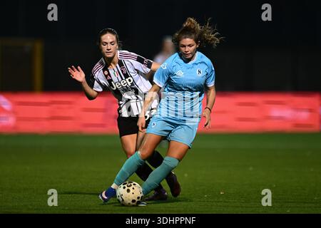 Cercola, Italie. 22 janvier 2026. Manuela Sciabica de Napoli Women avec Abi Brighton de Juventus FC Women s'affrontent pour le ballon lors du match Coppa Italia Women entre Napoli Women et Juventus FC Women au Stadio Giuseppe Piccolo le 22 janvier 2026 à Naples, en Italie. Crédit : Nicola Ianuale/Alamy Live News Banque D'Images