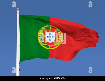 Vue rapprochée du drapeau national du Portugal agitant au vent. Le Portugal est un pays européen situé en Europe occidentale. Fond de ciel bleu Banque D'Images