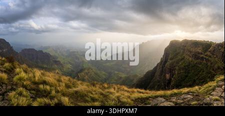 Vue sur les majestueuses montagnes du Simien sous le ciel spectaculaire, avec la lumière dorée filtrant à travers, créant une scène à couper le souffle, [nom de la ville], Amhara, Ethiopi Banque D'Images
