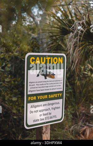 Avertissement avertissement avertissement d'alligators dans un parc de Floride Banque D'Images