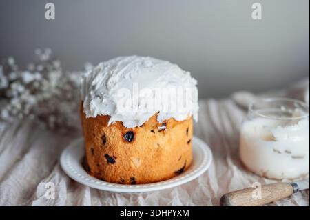 Gâteau maison fraîchement recouvert de glaçage blanc. Banque D'Images