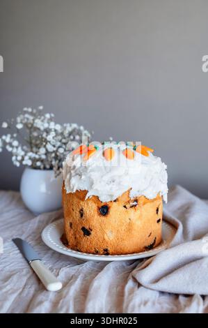 Gâteau maison fraîchement recouvert de glaçage blanc et prêt à manger. Banque D'Images