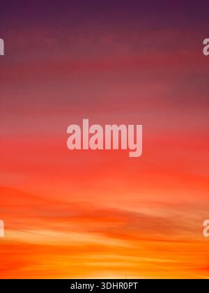 Ciel de coucher de soleil. Ciel coloré de coucher de soleil orange-rose Banque D'Images