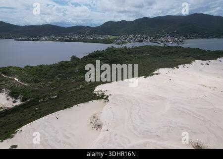 Lagoa de Conceicao ville à Santa Catarina Brésil, paysage de montagne et maisons de quartier, Florianopolis, destination de voyage, vue panoramique aérienne Banque D'Images