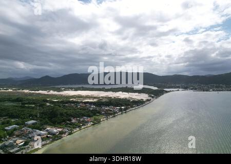 Lagoa de Conceicao ville à Santa Catarina Brésil, paysage de montagne et maisons de quartier, Florianopolis, destination de voyage, vue panoramique aérienne Banque D'Images