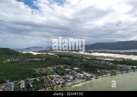 Lagoa de Conceicao ville à Santa Catarina Brésil, paysage de montagne et maisons de quartier, Florianopolis, destination de voyage, vue panoramique aérienne Banque D'Images