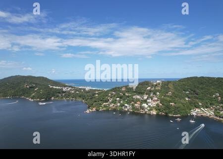 Lagoa de Conceicao ville à Santa Catarina Brésil, paysage de montagne et maisons de quartier, Florianopolis, destination de voyage, vue panoramique aérienne Banque D'Images