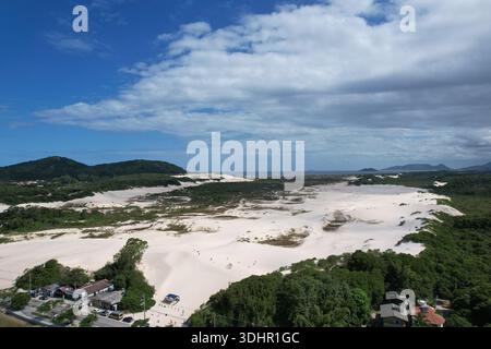 Lagoa de Conceicao ville à Santa Catarina Brésil, paysage de montagne et maisons de quartier, Florianopolis, destination de voyage, vue panoramique aérienne Banque D'Images