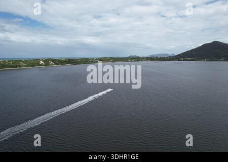 Lagoa de Conceicao ville à Santa Catarina Brésil, paysage de montagne et maisons de quartier, Florianopolis, destination de voyage, vue panoramique aérienne Banque D'Images