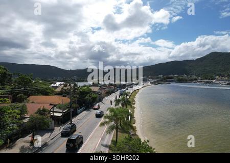 Lagoa de Conceicao ville à Santa Catarina Brésil, paysage de montagne et maisons de quartier, Florianopolis, destination de voyage, vue panoramique aérienne Banque D'Images